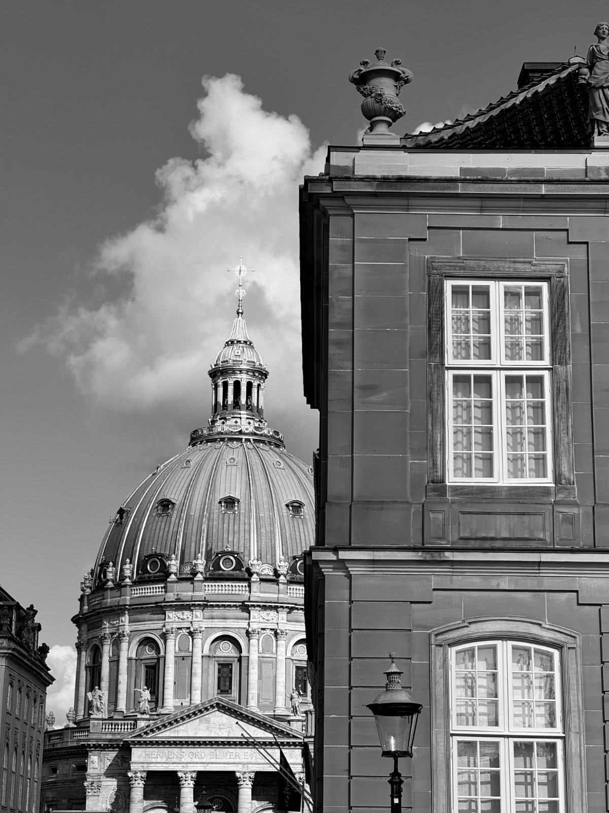 Amalienborg og Marmorkirkens kuppel — sort/hvid