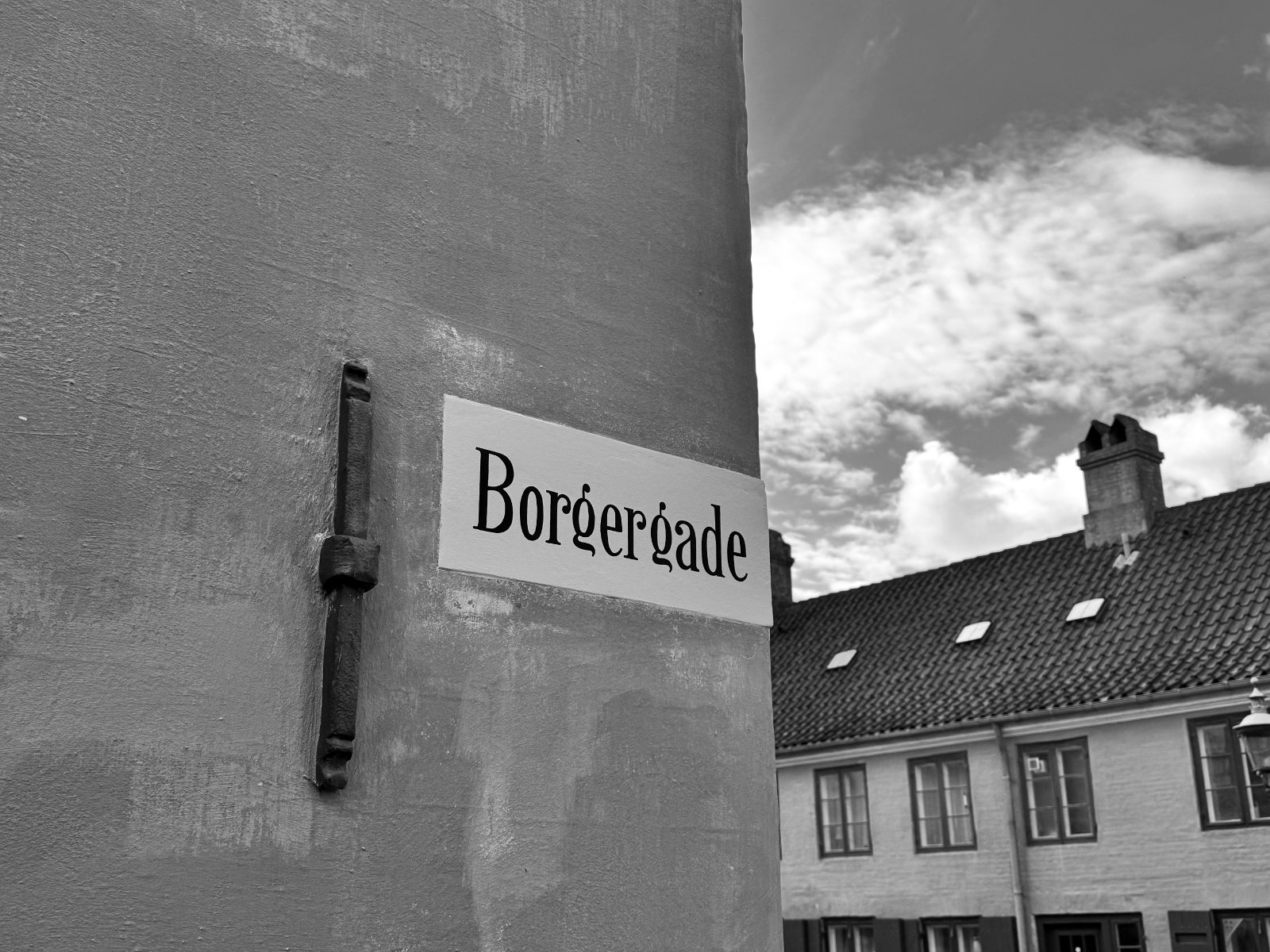 Borgergade-skilt på husgavl — sort/hvid