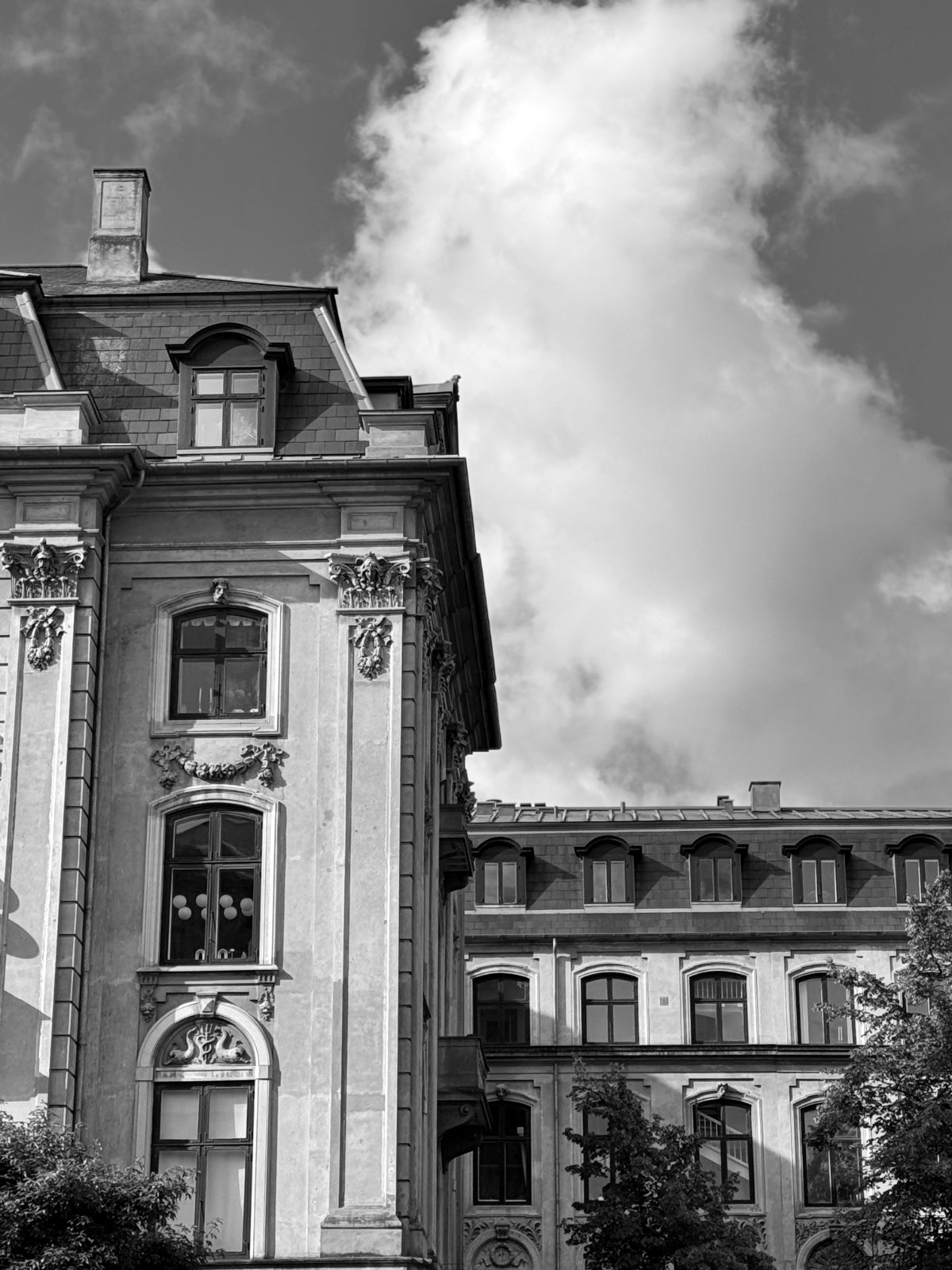 Ornamenteret facade i København — sort/hvid