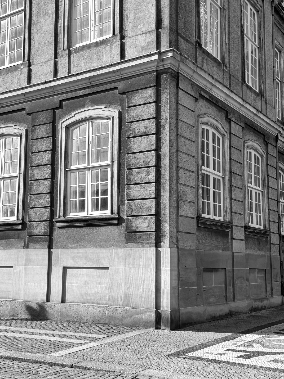 Palæfacade i København — sort/hvid