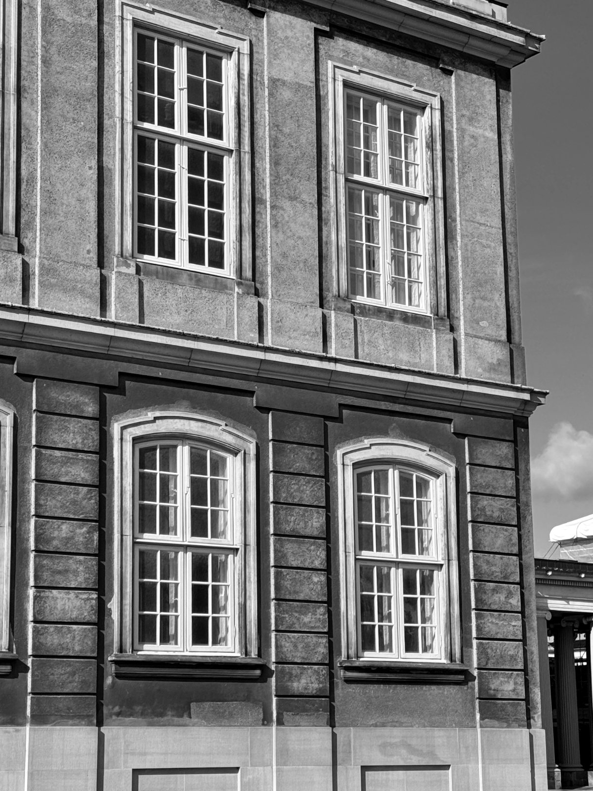 Vinduesfacade i København — sort/hvid
