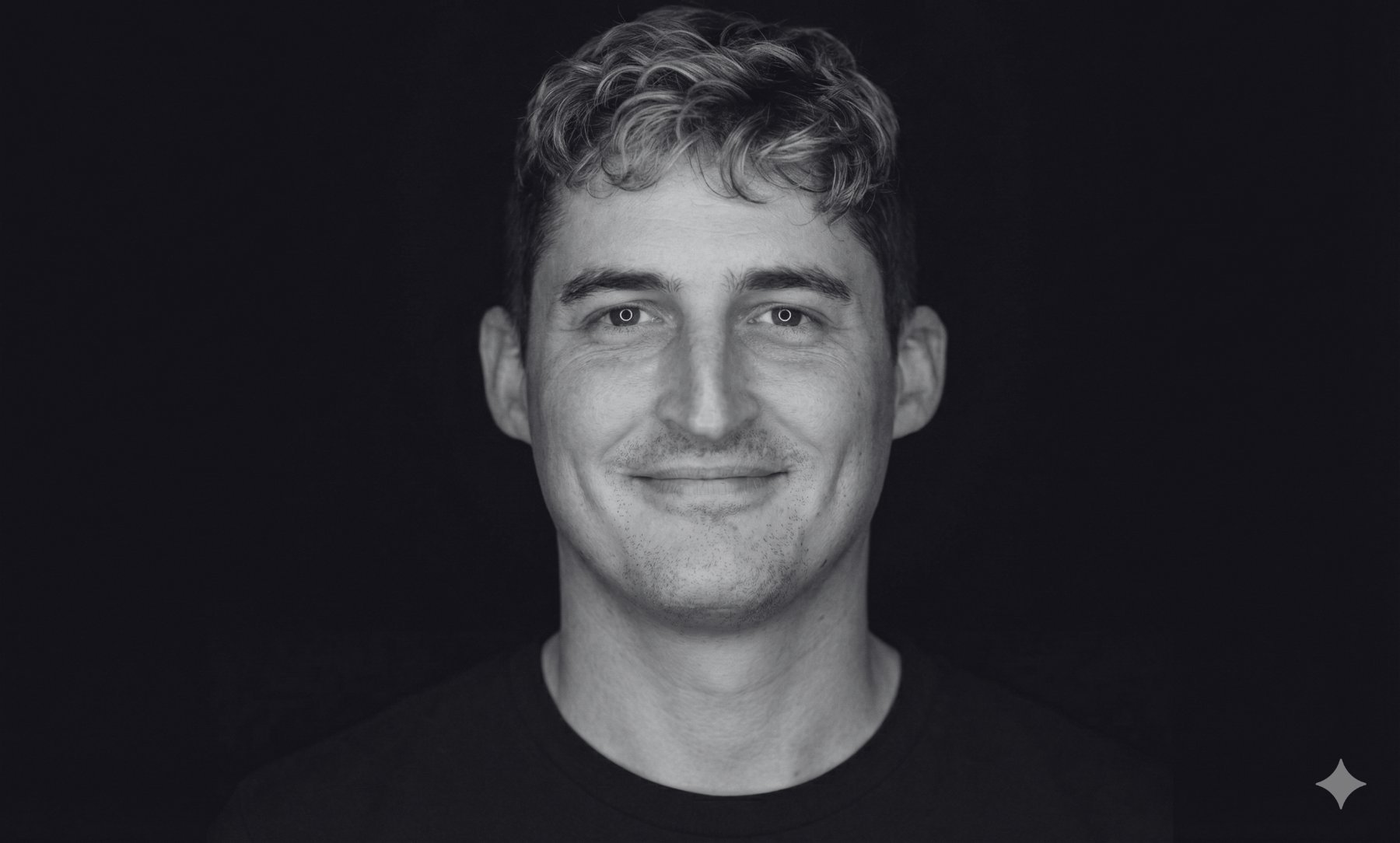 Nicolas — Founder & CEO, sort/hvid portræt