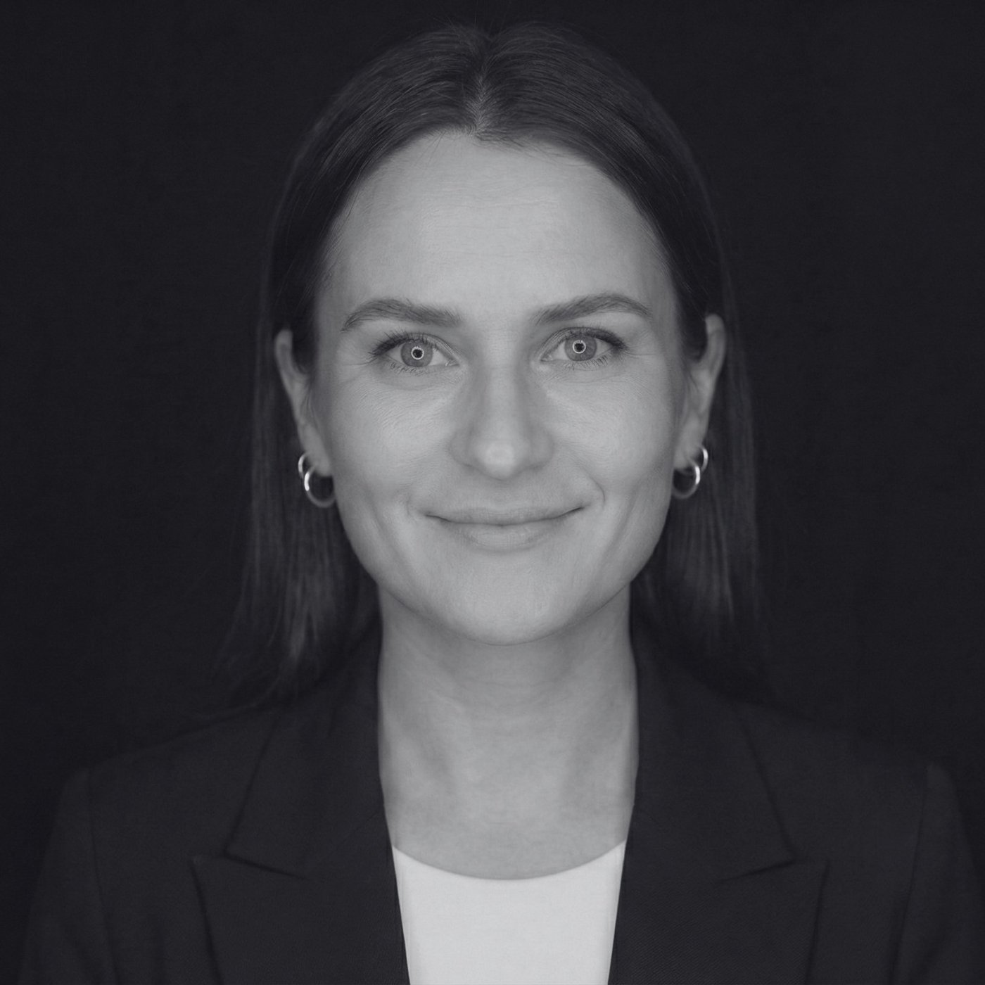 Stephanie — Executive Advisor, sort/hvid portræt